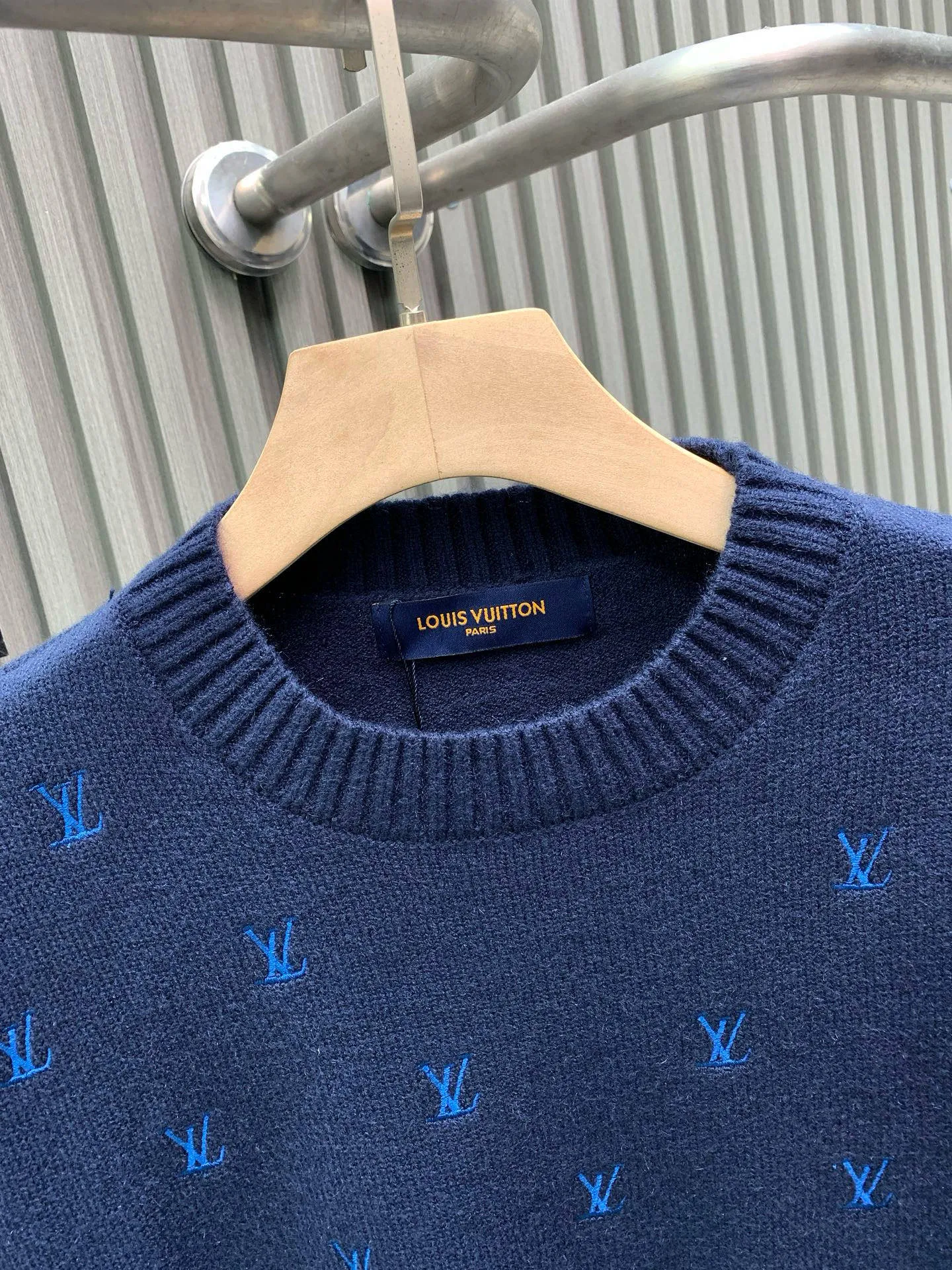 🅿️400 🀄️ Louis Vuitton 1*v full logo small embroidered round neck sweater. Originally purchased after 15,000. Fei Dong co-branded series. Fixed color and dyed sheep wool material. 7S special custom weaving and dyeing yarn. Hanging wool tissue piece. Made of sheep wool material knitted piece. The texture of the fabric is clear and rich. The whole piece is made with full embroidery technology. There are about 168 small embroideries. The embroidery uses fixed-dyed matte embroidery thread on the board and the stitch embroidery process. The pattern is embroidered with thousands of Tajima machine needles. The fine stitching method is dense and ultra-high density without revealing white. The pattern is clear and the lines and three-dimensional sense are strong to enrich the overall picture space. Special cotton wool material is washed and treated. The elastic fiber of sheep wool gives the fabric a high degree of resilience, allowing the clothes to maintain a lasting freshness and durability. Due to its fiber structure and special scale structure, sheep wool also has excellent warmth retention properties and anti-wrinkle properties. Keeps you warm and looks stylish